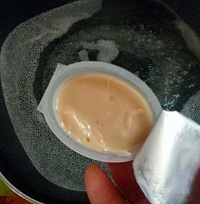 锅里加入三碗水，开后下浓汤宝。