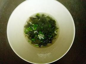 煮水饺的期间，把虾皮，紫菜，香葱，香油放入碗中，加入煮水饺的汤水。