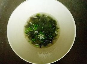 煮水饺的期间，把虾皮，紫菜，香葱，香油放入碗中，加入煮水饺的汤水。