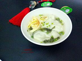 再把煮好的水饺放入，放上虾皮即可。