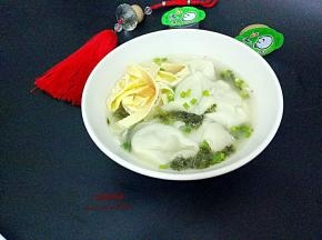 再把煮好的水饺放入，放上虾皮即可。