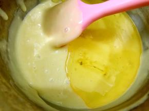 加入玉米油（用黄油的隔隔水融化后加入）