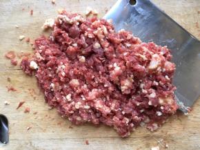 先做肉馅：牛肉需要买肥瘦相间的，先切片，然后剁成肉泥