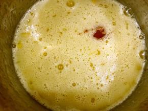 加入香草精搅匀