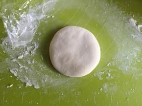 反过来按压扁，注意动作要轻，不要把肉馅挤出来了