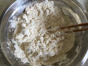 面粉先一边倒入滚开水一边用筷子搅拌