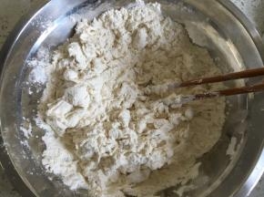 面粉先一边倒入滚开水一边用筷子搅拌