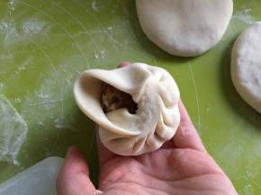 跟包包子一样的手法，一边推捏直到收口