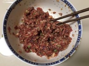 沿着一个方向搅打，让肉馅上筋