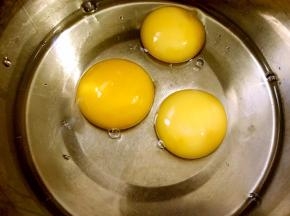 鸡蛋打入盆里