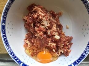 肉馅放入碗内，打入一个鸡蛋，搅拌均匀