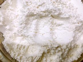 低粉和泡打粉称量混合均匀