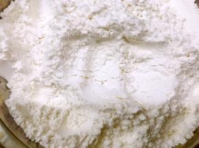 低粉和泡打粉称量混合均匀