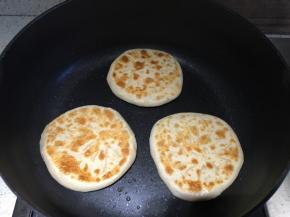 然后再翻一个面继续小火煎，直到饼有点鼓起，闻到牛肉的香味，就是熟了