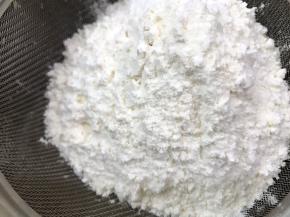 筛入低粉和泡打粉的混合