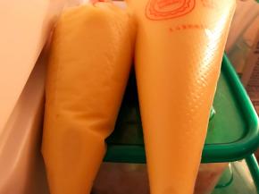 面糊装入裱花袋里放入冰箱冷藏一个小时