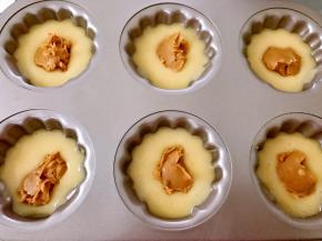 用勺子舀入适量颗粒花生酱