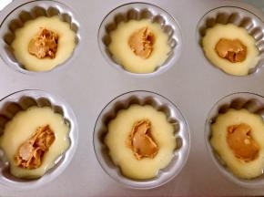 用勺子舀入适量颗粒花生酱