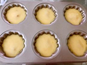 再用面糊盖住花生酱到八分满
放入预热好的烤箱中层180度上下火烤15分钟左右