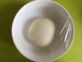 然后加入冷水揉成光滑面团，盖上保鲜膜，饧20分钟