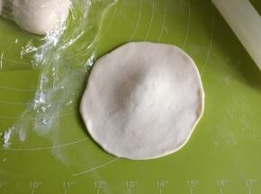 取一个面团，擀成中间厚两边薄的面皮