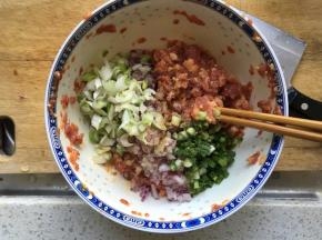 加入切碎的大葱、小葱、洋葱，加入生抽、姜粉、白胡椒粉、盐，滴入芝麻油
