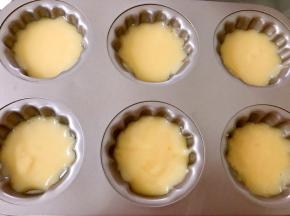 冷藏好的面糊挤入3分之一到模具里