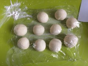 面团平均分为10个面团，揉圆，盖上保鲜膜防止面团变干