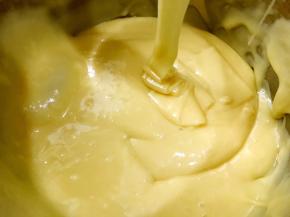 翻拌至油都融入面糊里，表面无油星