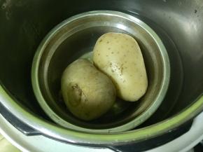 把土豆蒸熟。因为我是做全家吃的量，所以蒸了两个，如果只给宝宝做，可以减量。