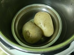 把土豆蒸熟。因为我是做全家吃的量，所以蒸了两个，如果只给宝宝做，可以减量。