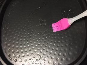 电饼铛预热好，上下盘都刷一层薄薄的油。