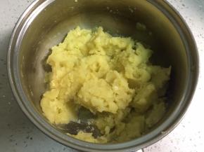 再把土豆捣成泥。