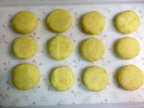 把12个土豆饼全部包好。