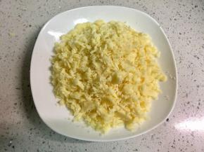 把切达奶酪擦成丝，切成块也可以。