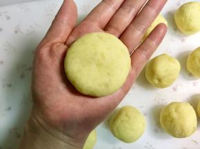 用虎口法收紧收口， 收口向下按扁，成饼状。