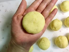 用虎口法收紧收口， 收口向下按扁，成饼状。