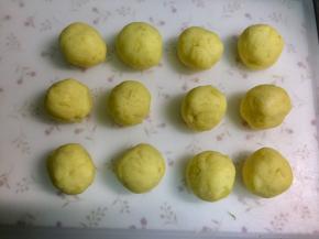 把混合好的土豆泥平均分成12份，分别揉圆，每份大约30克。