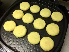 把土豆饼放入电饼铛，盖上盖子选择自助烙烤程序，2分钟左右，简至两面金黄即可。