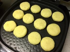 把土豆饼放入电饼铛，盖上盖子选择自助烙烤程序，2分钟左右，简至两面金黄即可。