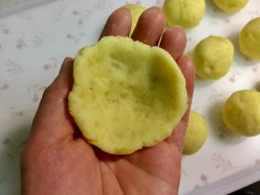 把土豆泥团按扁