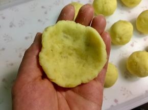 把土豆泥团按扁