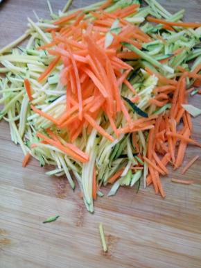 绿色的南瓜丝和红色的胡萝卜丝很漂亮