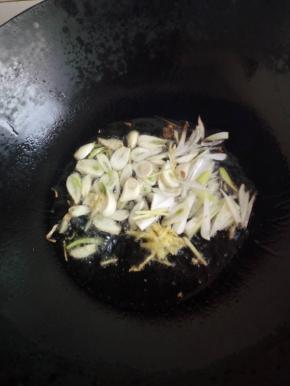 热锅入油放入作料炒香