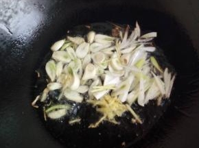 热锅入油放入作料炒香