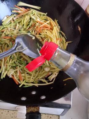 加入香醋翻炒