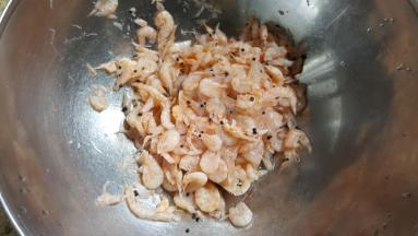 2．提前将磷虾解冻。