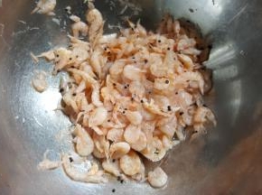 2．提前将磷虾解冻。