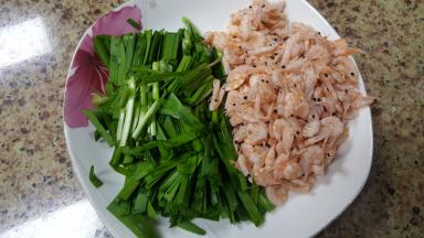 3．韭菜去根洗干净，切成寸段备用。