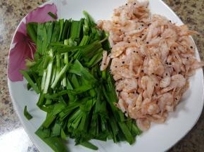 3．韭菜去根洗干净，切成寸段备用。